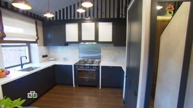 Кухня сложной конструкции с лестницей, столовой зоной и диваном 03.06.2017