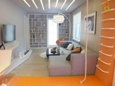 Оранжевая гостиная с тренажерами и камином