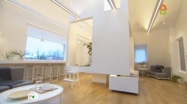 Современная лаконичная гостиная с парящим кубом для медитации