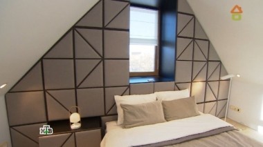 Спальня в мансарде с раздельным санузлом и 3D-стеной