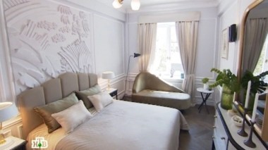 Белоснежная классическая спальня с лепниной и работами Леона Бакста