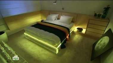 Прозрачная кровать в космической спальне