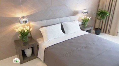 Спальня с душевным интерьером и стеной из светящегося бетона