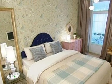 Спальня с синим бархатом и сеткой-рабицей