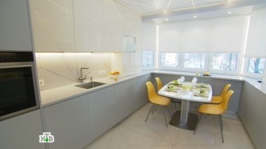 Теплая и уютная белая кухня с яркими акцентами и ромбовидным рисунком на потолке